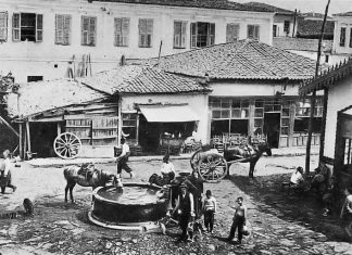 Ποτίστρα ζώων στη σημερινή συμβολή Λαγκαδά με Ειρήνης 1903 Ποτίστρα ζώων στην Ειρήνης Λαγκαδάς