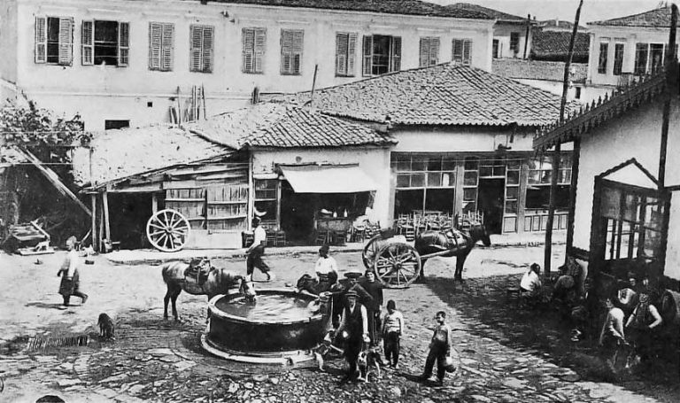 Ποτίστρα ζώων στη σημερινή συμβολή Λαγκαδά με Ειρήνης 1903