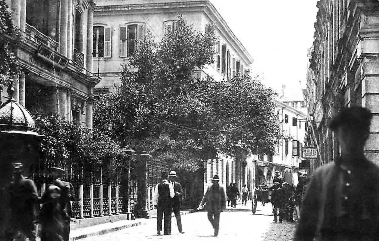 Οδός Φράγκων (μπροστά στην Οθωμανική Τράπεζα).