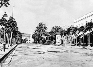 Η Εθνικής Αμύνης (πάνω από την Αλ. Σβώλου) και στο βάθος το σιντριβάνι στα 1908 Η Εθνικής Αμύνης