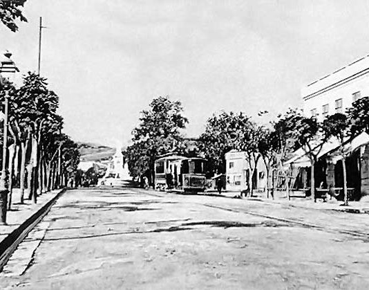 Η Εθνικής Αμύνης (πάνω από την Αλ. Σβώλου) και στο βάθος το σιντριβάνι στα 1908 Η Εθνικής Αμύνης