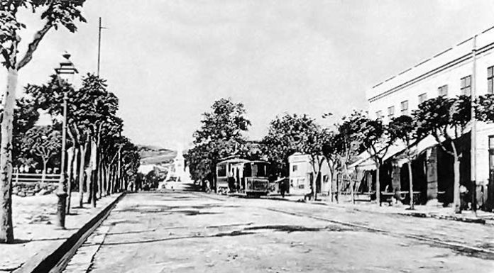 Η Εθνικής Αμύνης (πάνω από την Αλ. Σβώλου) και στο βάθος το σιντριβάνι στα 1908 Η Εθνικής Αμύνης